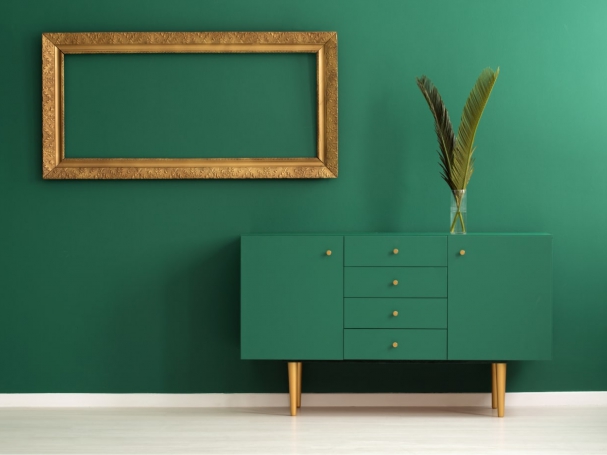 green-and-gold-interior-PZ7WEG94-min