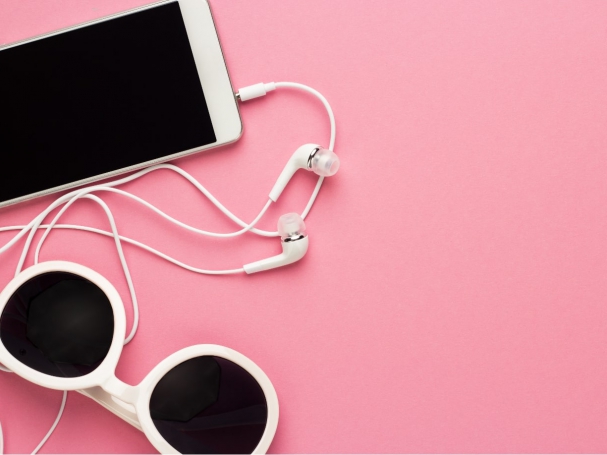 studio-shot-of-white-accessories-on-pink-back-7E4JTGC1-min